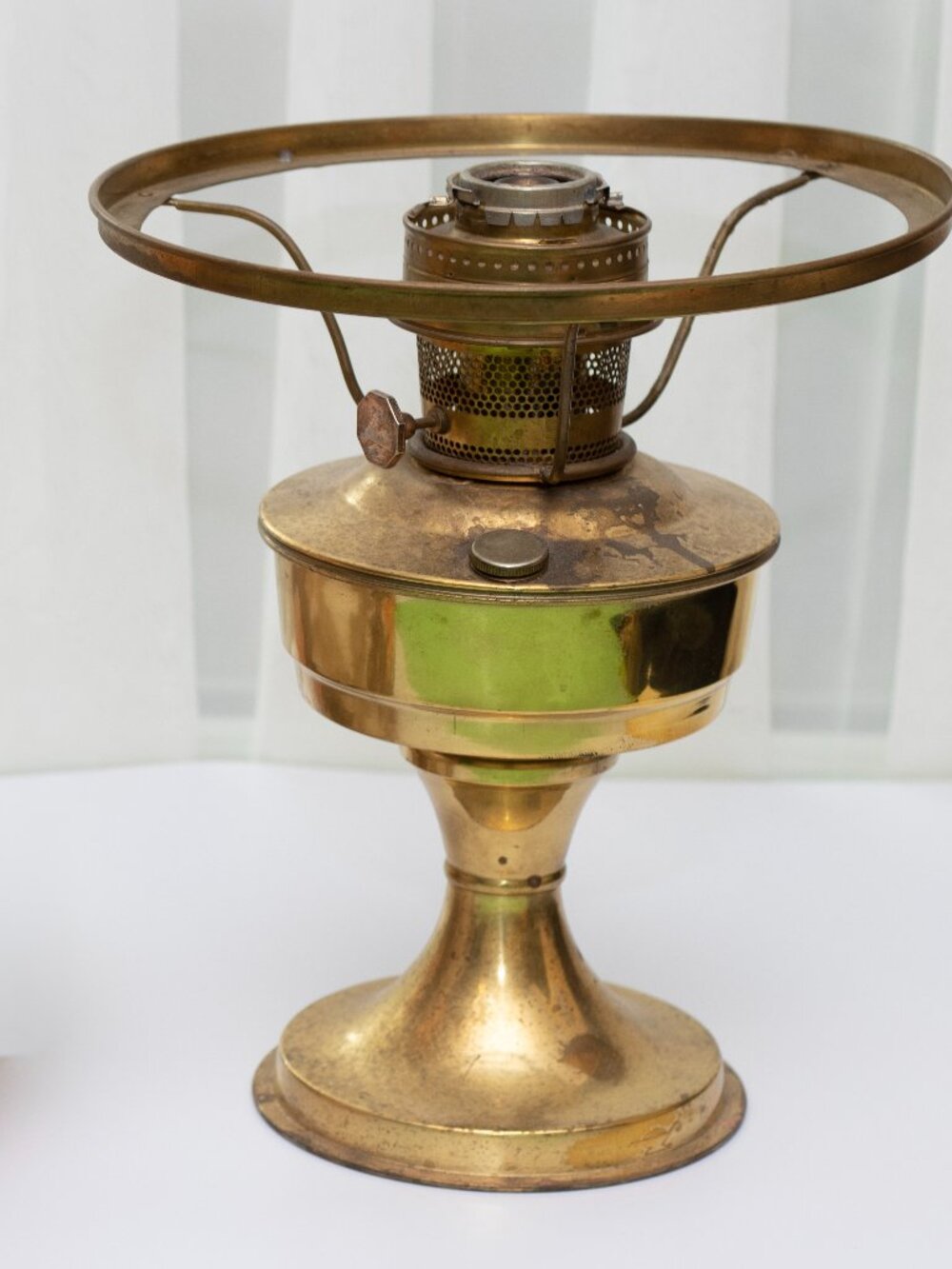Vintage Aladdin model 23 brass kerosene oil lamp